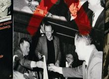 Na jednym ze zdjęć pokazanych na wystawie  Lech Wałęsa, Adam Michnik i Czesław Kiszczak raczą się alkoholemBigger