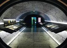 Wnętrza warszawskiego Muzeum Chopina.   W tej sali, przesuwając palcami  po ekranie dotykowym, oglądamy  m.in. portret Chopina  w notesie  z rysunkami  Elizy RadziwiłłównyBigger