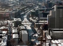 Tutaj powstanie stacja Rondo Daszyńskiego.  Po lewej widać biurowce: Prosta Office Center i Prosta Business Centre, a po prawej – budowany Prosta Tower.  To zdjęcie ze 192-metrowej wieży Rondo 1 przy rondzie ONZ. Pracownicy jej biur na 40 piętrach będą obserwowali  w latach 2010 – 2013 uciążliwą budowę oraz zamkniętą  Prostą i Świętokrzyską Bigger