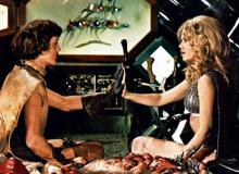 O seksie  w kosmosie ludzie  fantazjowali od dawna. Już 42 lata  temu  Roger Vadim  nakręcił film  “Barbarella”, w którym  bohaterka  – Jane Fonda – uprawia seks w przestrzeni pozaziemskiej bez żadnych przeszkód Bigger