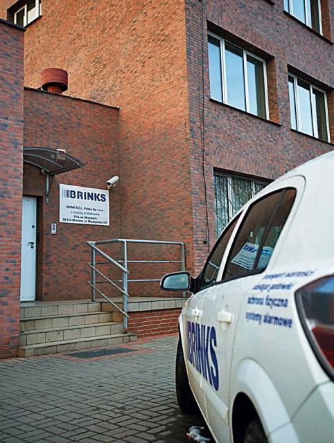 Policja szuka mężczyzny, który wziął pieniądze z Centrum Obsługi Gotówkowej we Wrocławiu 