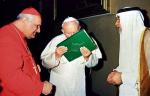 Jan Paweł II w maju 1999 r. na spotkaniu z delegacją muzułmanów z Iraku ucałował Koran
