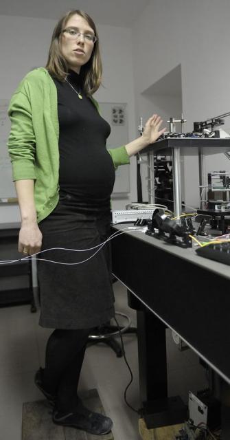 Dobrym czasem na pracę w labolatorium są noce, gdy dziecko śpi pod opieką męża - mówi fizyk Anna Szkulmowska z UMK w Toruniu, mama 3,5-letniej Łucji