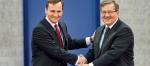 Radosław Sikorski i Bronisław Komorowski. Uścisk dłoni na koniec debaty. – To było spotkanie dwóch towarzyszy partyjnych. Niewiele emocji – mówi politolog Wojciech Jabłoński