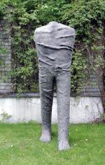 Magdalena Abakanowicz, M, beton, żywica, płótno workowe, 200 x 67 x 95 cm, 2008 r., własność Galerii Starmach