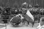 Przy krześle prezydenta położono wieniec, który miał zostać złożony pod monumentem poświęconym rozstrzelanym oficerom