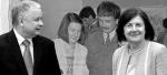 Para prezydencka na tle swojego zdjęcia sprzed 20 lat. Wystawa upamiętniająca 20. rocznicę wyborów z 1989 r. 