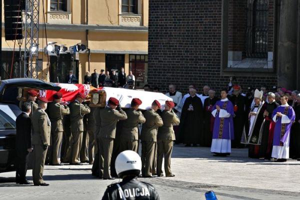 Żołnierze wnoszą trumny do Bazyliki Mariackiej