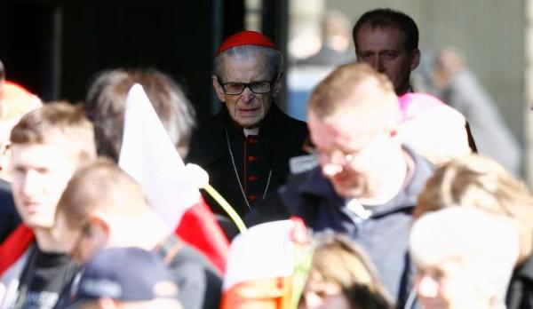 Kardynał Franciszek Macharski w drodze na uroczystości pogrzebowe