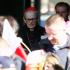 Kardynał Franciszek Macharski w drodze na uroczystości pogrzebowe