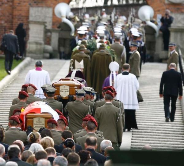 Przed samym Wawelem lawety armatnie zatrzymały się. Żołnierze ponieśli trumny na ramionach.