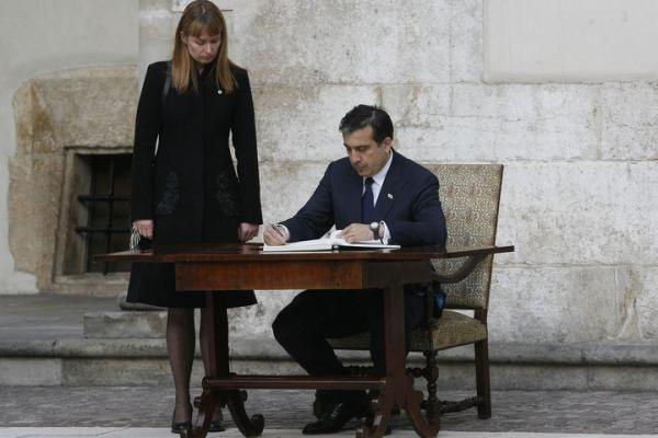 Prezydent Gruzji wpisuje się do księgi kondolencyjnej