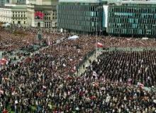 Za ofiary katastrofy modlono się przy ołtarzu utworzonym z olbrzymiego płótna. Widniały na nim fotografie wszystkich 96 osób, które zginęły pod Smoleńskiem. Mszę świętą koncelebrował episkopat Polski. Przewodniczył jej nuncjusz apostolski w Polsce abp Józef KowalczykBigger