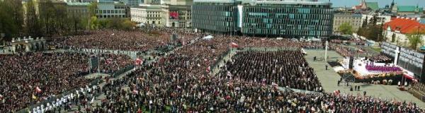 Za ofiary katastrofy modlono się przy ołtarzu utworzonym z olbrzymiego płótna. Widniały na nim fotografie wszystkich 96 osób, które zginęły pod Smoleńskiem. Mszę świętą koncelebrował episkopat Polski. Przewodniczył jej nuncjusz apostolski w Polsce abp Józef Kowalczyk
