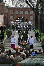 Kondukt żałobny wchodzi na Wawel