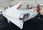Cadillac sedan deville z lat 60. ze słynnymi skrzydłami 