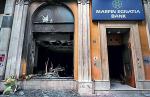 Zniszczony przez demonstrantów bank w Atenach