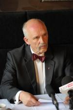 Janusz Korwin-Mikke podczas rozpoczęcia kampanii (maj 2010)