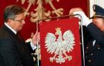 Emerytowany major lotnictwa Aleksander Koronczik (z prawej) znalazł polskie godło pochodzące z prezydenckiego Tu-154 M