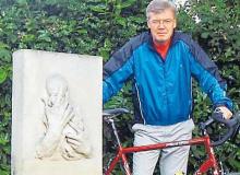 Les Whittaker przed  pomnikiem  nienarodzonego  dziecka  w East Grinstead, skąd rozpocznie rowerową wyprawęBigger