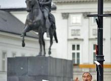 Mieszkańcy stolicy już wczoraj składali kwiaty i znicze przed Pałacem Prezydenckim. Część zamierzała wziąć udział w całonocnym  modlitewnym czuwaniuBigger