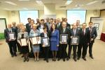Laureaci Rankingu Kancelarii Prawniczych 2010. 
W środku red. Ewa Usowicz, kierownik Działu Prawa i Podatków 