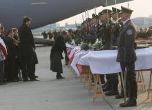 Ceremonia powitania trumien z ciałami ofiar na lotnisku OkęcieBigger