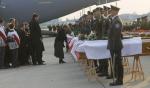 Ceremonia powitania trumien z ciałami ofiar na lotnisku Okęcie