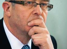 Prokurator generalny Andrzej Seremet ujawnia, że śledczy badają też hipotezę dotyczącą wpływu telefonów komórkowych na pracę urządzeń samolotuBigger