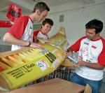 Studenci z koła SAE z Politechniki Warszawskiej ze zbudowanym przez siebie modelem samolotu. Ich projekt zdobył pierwsze miejsce na międzynarodowych zawodach Aero Design 2010