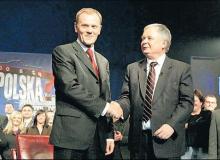 Donald Tusk i Lech Kaczyński przed wyborami prezydenckimi w 2005 r. spotykali się na telewizyjnych debatach aż pięciokrotnie. Ale dopiero  tuż przed głosowaniami. Na zdjęciu w programie Tomasza Lisa „Co z tą Polską” w Polsacie 13 październikaBigger