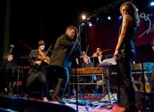Nigel Kennedy zaprosił do współpracy kilkunastu muzyków, w tym wybitnych solistówBigger
