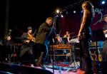 Nigel Kennedy zaprosił do współpracy kilkunastu muzyków, w tym wybitnych solistów