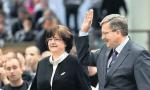 Bronisław Komorowski przekonywał wczoraj, że można wprowadzić stan klęski żywiołowej w części kraju i nie będzie to miało wpływu na termin wyborów. Okazało się, że nie miał racji. Na zdjęciu z rektor Politechniki Częstochowskiej prof. Marią Nowicką-Skowron