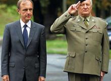 Jednym z oficerów, którzy podali się do dymisji, jest  gen. Mieczysław Stachowiak, na zdjęciu obok Bogdana Klicha, szefa MON, w 2009 r.Bigger