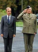 Jednym z oficerów, którzy podali się do dymisji, jest  gen. Mieczysław Stachowiak, na zdjęciu obok Bogdana Klicha, szefa MON, w 2009 r.