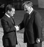 Dmitrij Miedwiediew i Bronisław Komorowski w Moskwie 9 maja 2010 r.