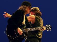 Angus Young w duecie z Brianem Johnsonem pokazali, że niezmiennie płynie przez nich prąd. Podziwiało to 70 tys. fanówBigger
