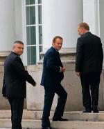 Stenogramy opublikowano tuż po wtorkowym posiedzeniu RBN. Na zdjęciu wchodzą na posiedzenie rady rzecznik rządu Paweł Graś, premier Donald Tusk i p.o. szefa Kancelarii Prezydenta  Jacek Michałowski