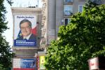Kilkukrotnie większy od billboardu plakat w centrum Warszawy