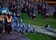 Jedną z atrakcji „Turandot” były posągi skamieniałych żołnierzy. Inspiracją dla reżysera i scenografa Michała Znanieckiego stała się słynna armia terakotowa z III w. p.n.e.Bigger