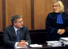 Bronisław Komorowski w sądzie ze swoim pełnomocnikiemBigger