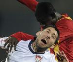 Clint Dempsey z USA (biały strój) i Jonathan Mensah z Ghany