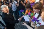 Przed debatą młodzieżówka PiS  zorganizowała happening. Przybywające- go do TVP Jarosława  Kaczyńskiego młodzi witali entuzjastycznie 
