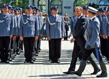Donald Tusk uspokaja żołnierzy oraz funkcjonariuszy m.in. policji, że tym, którzy już pracują, nie zostaną odebrane uprawnienia emerytalne. Część z nich uważa, że jego list to element kampanii wyborczej. Na zdjęciu premier podczas Święta Policji w Warszawie w 2008 r. Bigger