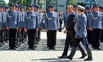 Donald Tusk uspokaja żołnierzy oraz funkcjonariuszy m.in. policji, że tym, którzy już pracują, nie zostaną odebrane uprawnienia emerytalne. Część z nich uważa, że jego list to element kampanii wyborczej. Na zdjęciu premier podczas Święta Policji w Warszawie w 2008 r. 
