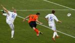 Robin van Persie w polu karnym Słowaków