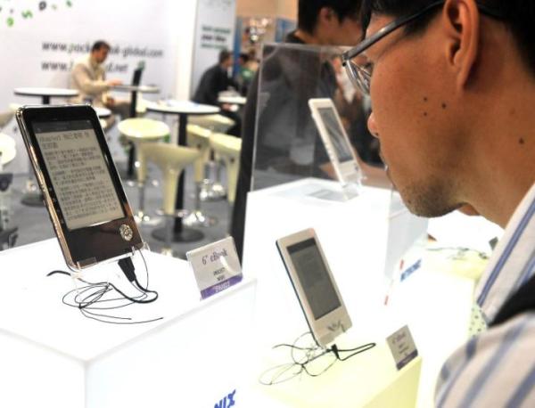 Książki elektroniczne włączają literaturę w świat rozrywki, zwiększają jej atrakcyjność