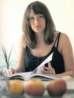 Monika Cichoń, absolwentka studiów biznesowych na Akademii Świętokorzyskiej, po kilku latach pracy uznała, że chce zmienić zawód i w tym roku  skończyła studium kosmetyczne w szkole policealnej Fundacji Oświatowej 