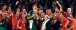 Radość mistrzów świata. Z pucharem kapitan Hiszpanów Iker Casillas 